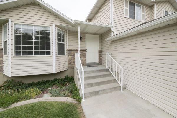 Cost of White Vinyl Siding Replacement in Antioch